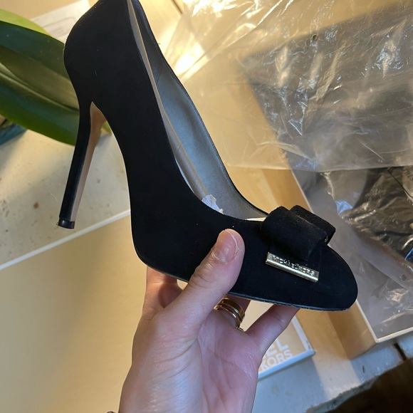 Michael Kors Delphine Pump Black Suede 7 - Picture 8 of 10